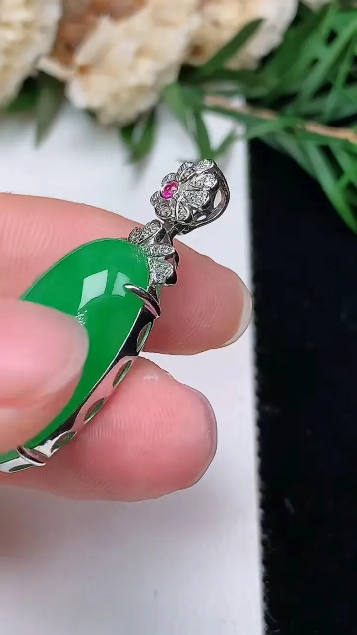 天然A货翡翠蛋面吊坠，尺寸22.4-12.8-8.3，重量:5.11g
12月23日