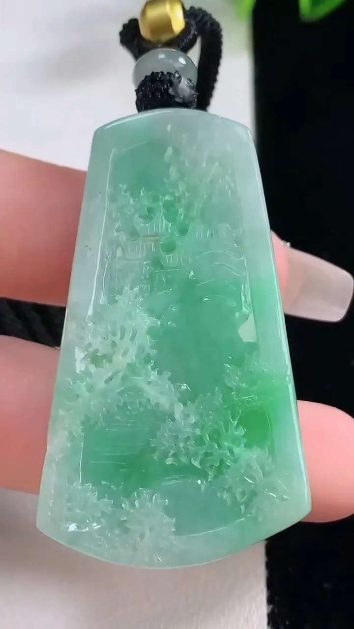 天然A货翡翠山水牌吊坠，尺寸47.5-28-6.5，重量:24.29g
12月23日