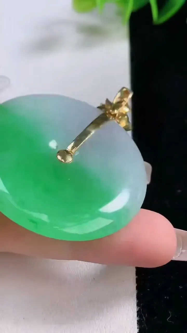 天然A货翡翠平安扣吊坠，尺寸43-5.7，重量:24.49g
12月23日