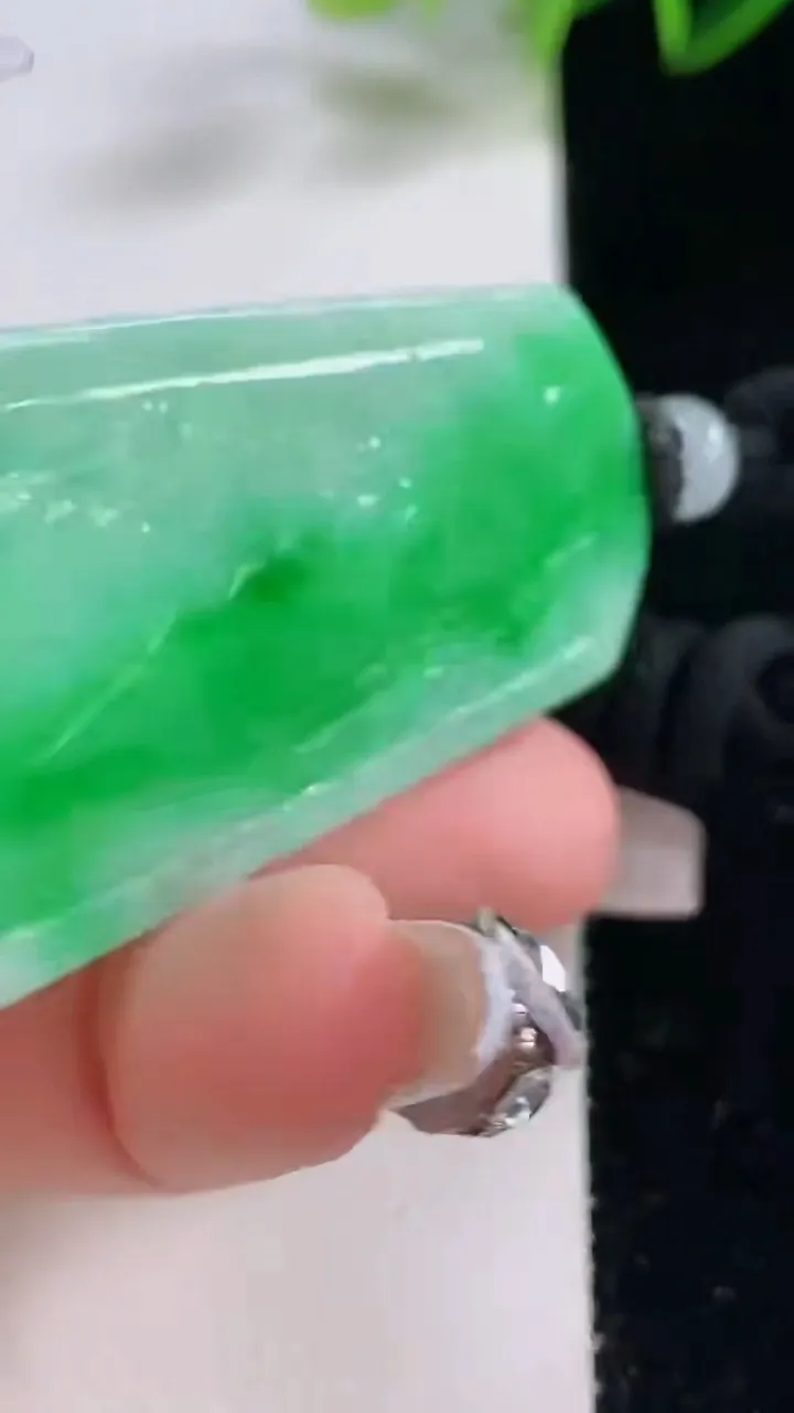 天然A货翡翠山水牌吊坠，尺寸49.4-29.5-5.8，重量:23.11g
12月23日