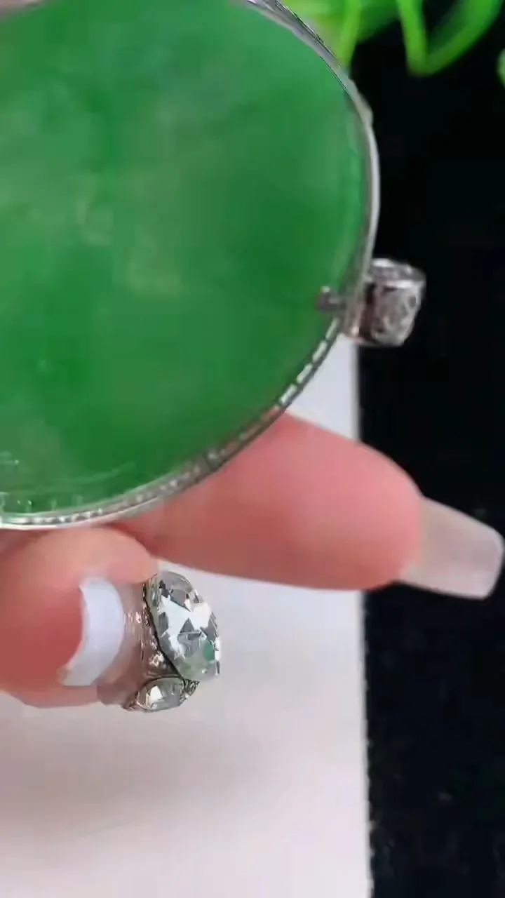 天然A货翡翠山水牌吊坠，尺寸44.4-5.7，重量:19.30g
12月23日