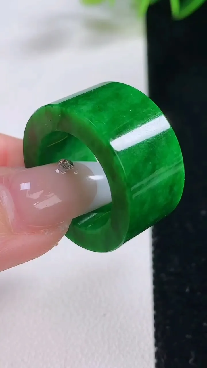 天然A货翡翠方形指环扳指，尺寸17.8-13.2-4，重量:13.78g2025年12月23日
工厂直销收藏佳品,种好水足，色泽均匀，有种有色，上手高大气！