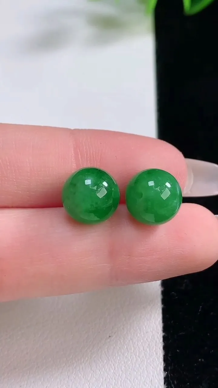 天然A货翡翠圆珠吊坠一对，尺寸10.2，重量:4.80g12月23日
工厂直销收藏佳品,种好水足，色泽均匀，有种有色，上手高大气！