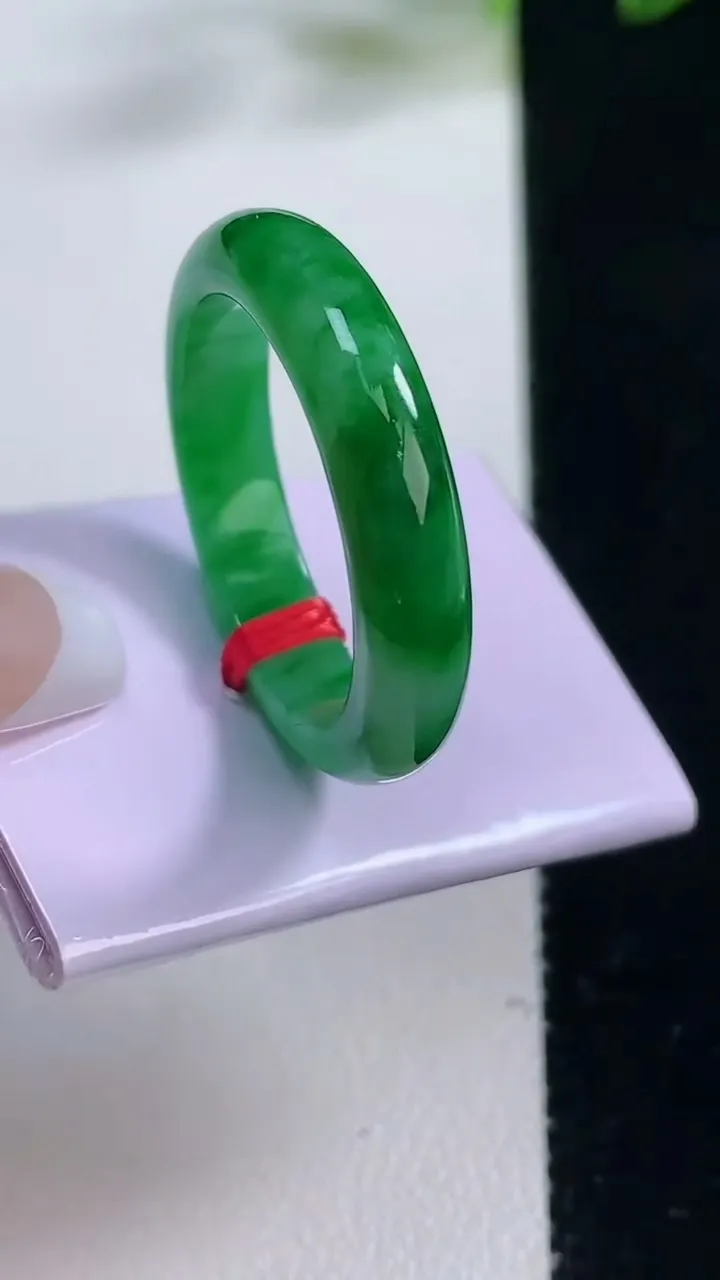 天然A货翡翠指环戒指，尺寸20.6-5-3.4，重量:5.30g2025年12月23日
工厂直销收藏佳品,种好水足，色泽均匀，有种有色，上手高大气！