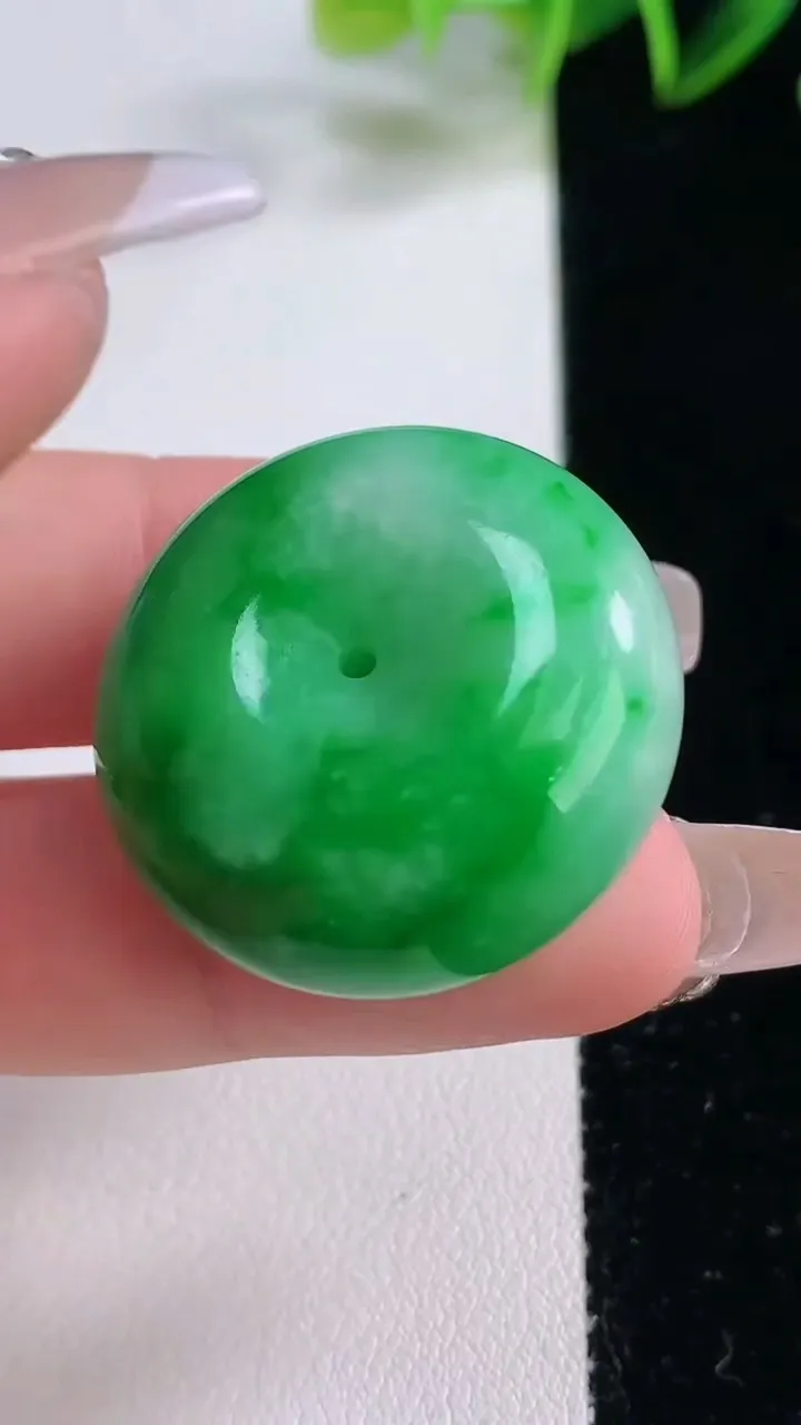 天然A货翡翠平安扣吊坠，尺寸28-12.5，重量:21.71g
12月23日