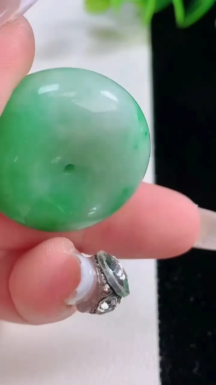 天然A货翡翠平安扣吊坠，尺寸28-12.5，重量:21.71g
12月23日