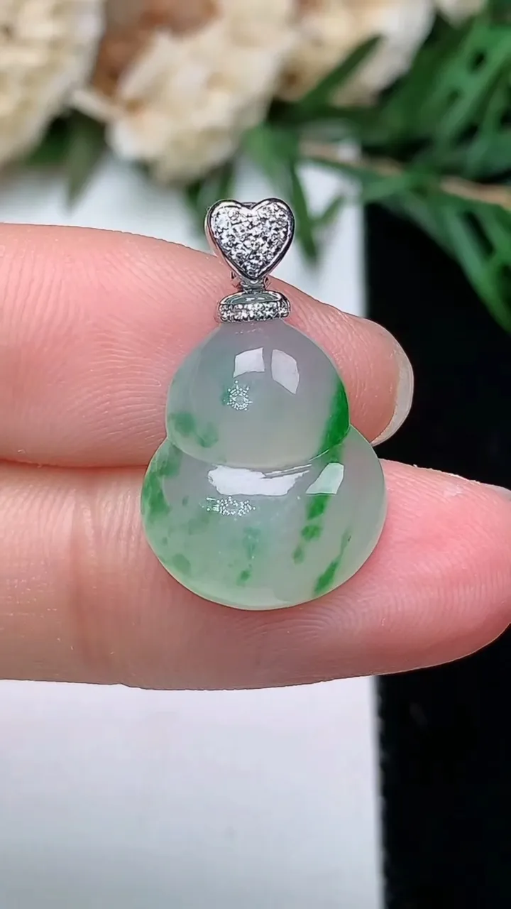 天然A货翡翠葫芦吊坠，尺寸16.3-13.2-4.8，重量:2.02g
12月23日