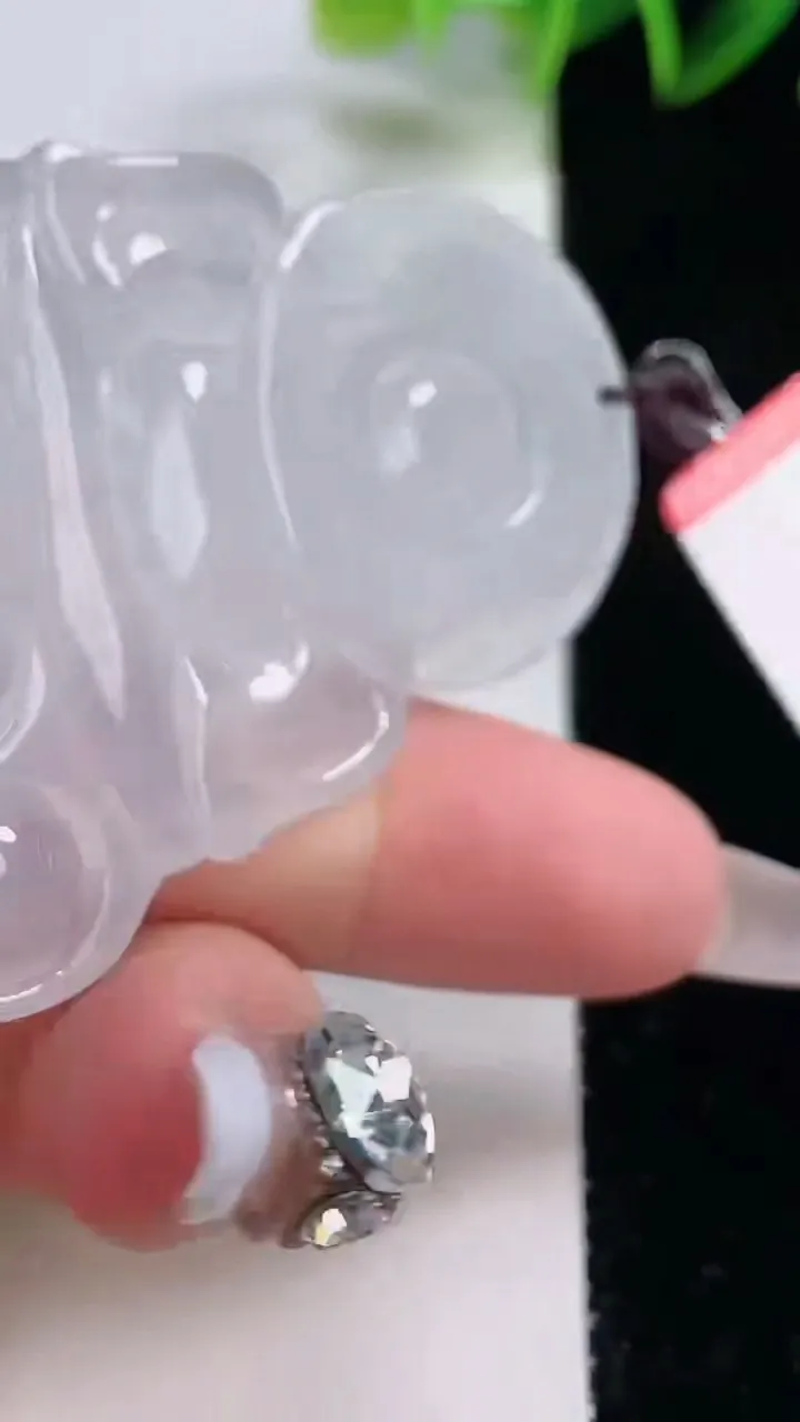 天然A货翡翠种白冰观音菩萨吊坠，尺寸64.5-41.2-6.4，重量:30.00g
12月23日