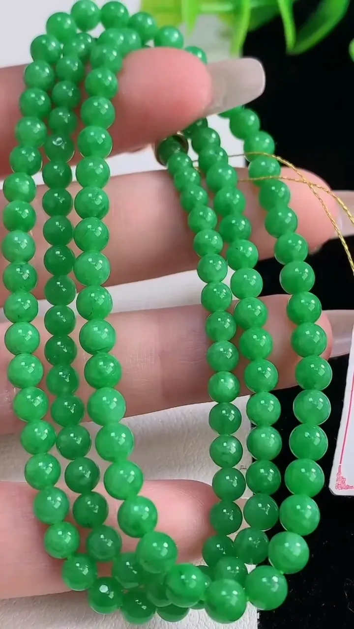天然A货翡翠圆珠项链，尺寸4.4-125颗，重量:21.68g12月23日
工厂直销收藏佳品,种好水