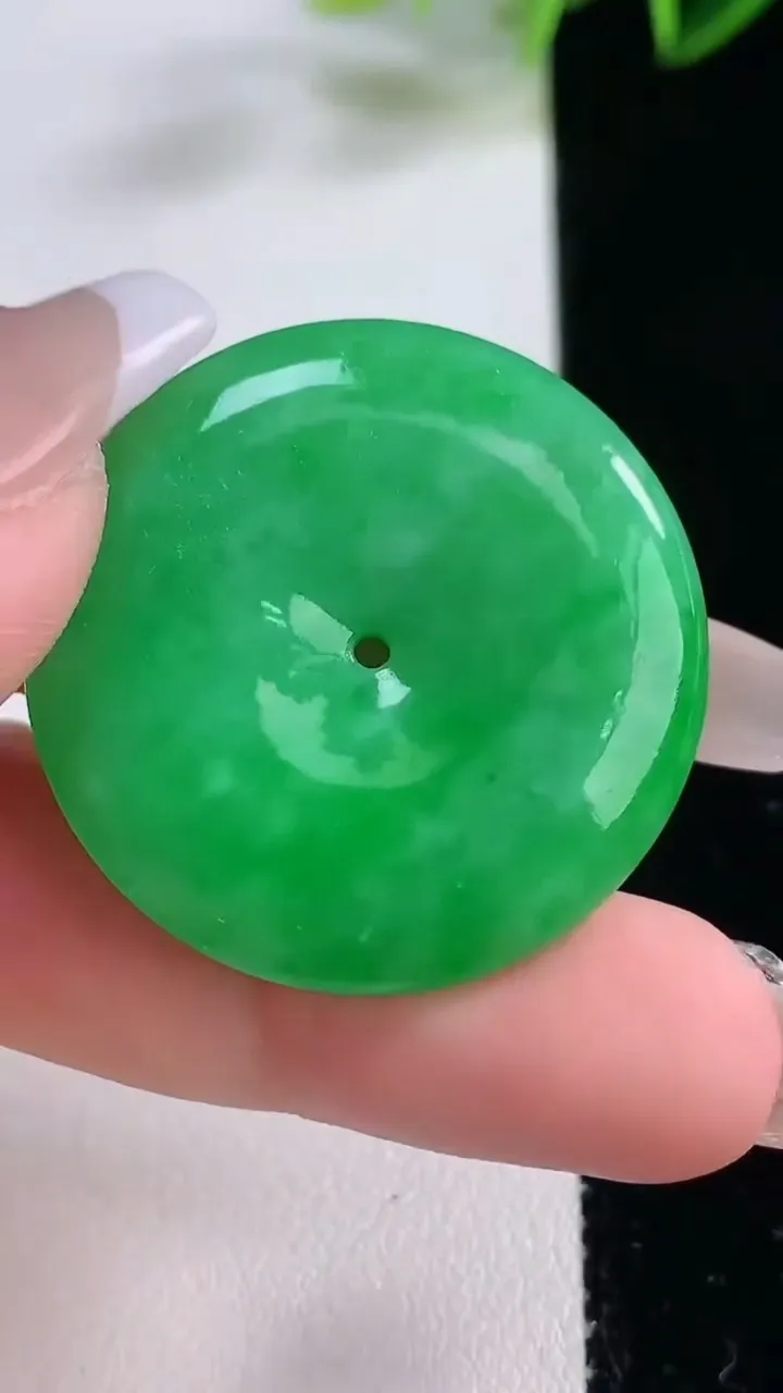 天然A货翡翠平安扣吊坠，尺寸32.7-5.6，重量:12.52g
12月23日