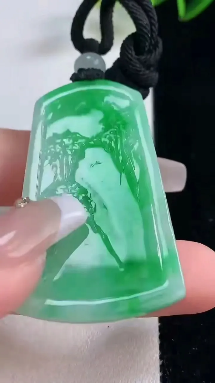 天然A货翡翠山水牌吊坠，尺寸49.4-29.5-5.8，重量:23.11g
12月23日