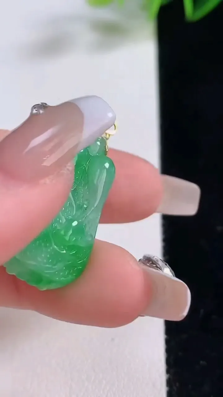 天然A货翡翠白菜吊坠，尺寸26.3-15.7-11.7，重量:7.53g
12月23日