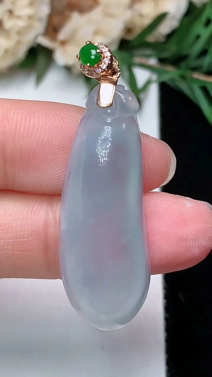 天然A货翡翠白冰福瓜吊坠，尺寸34.8-12.7-6.6，重量:5.61g
12月23日