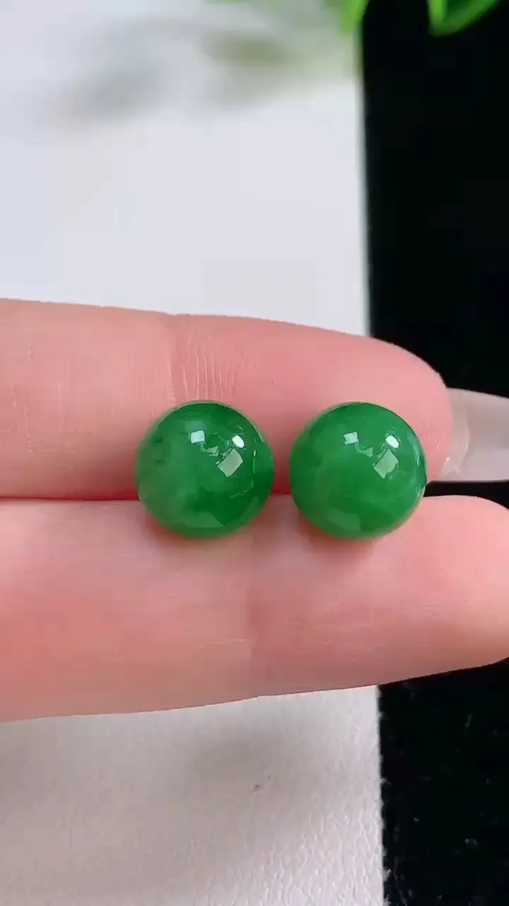 天然A货翡翠圆珠吊坠一对，尺寸10.2，重量:4.80g12月23日
工厂直销收藏佳品,种好水足，色