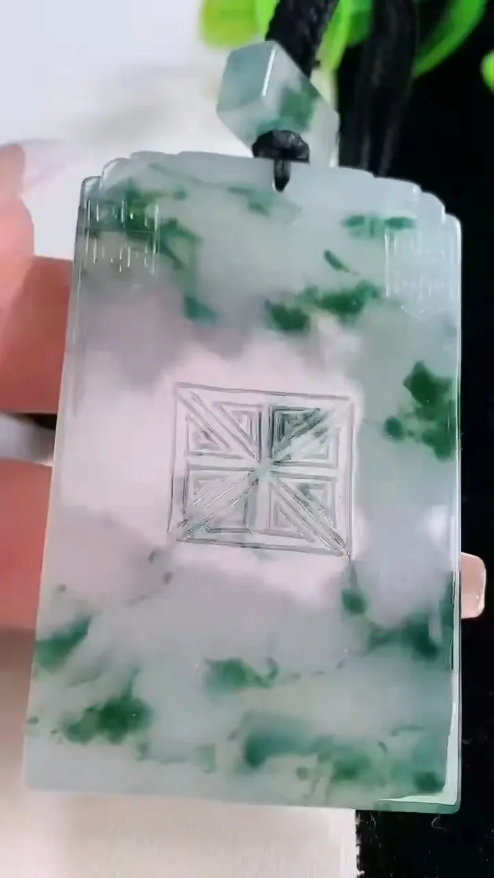 天然A货翡翠种飘花仿古无事牌吊坠，尺寸62.5-38-5.3，重量:47.89g
12月23日