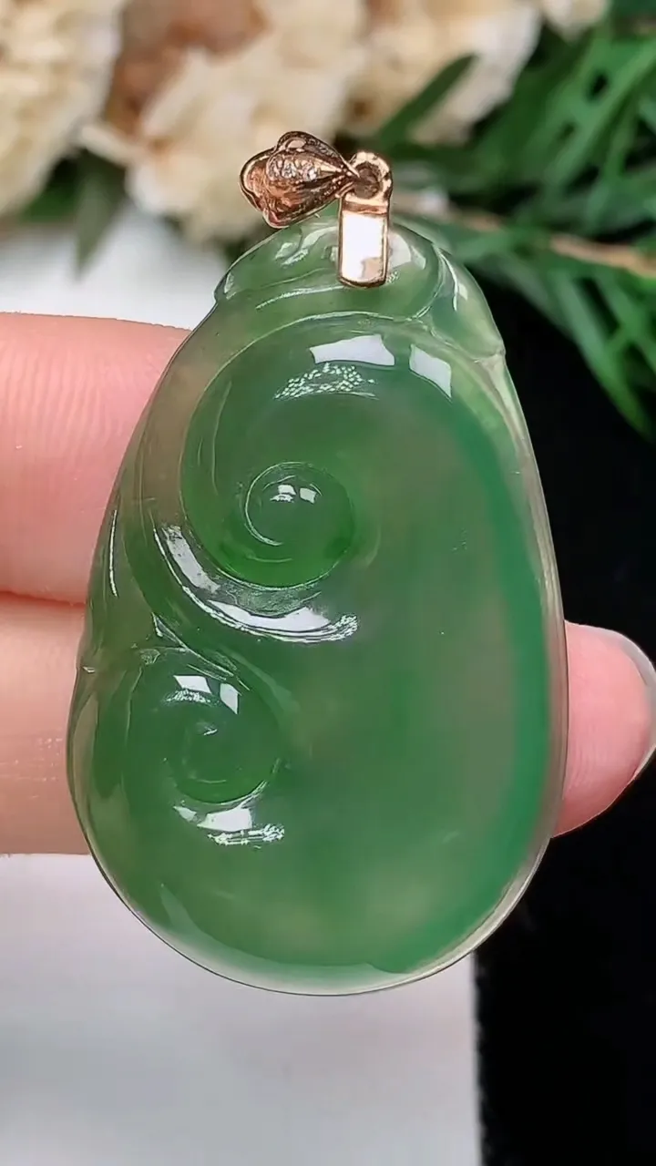 天然A货翡翠如意吊坠，尺寸35.4-23-5，重量:8.02g
12月23日