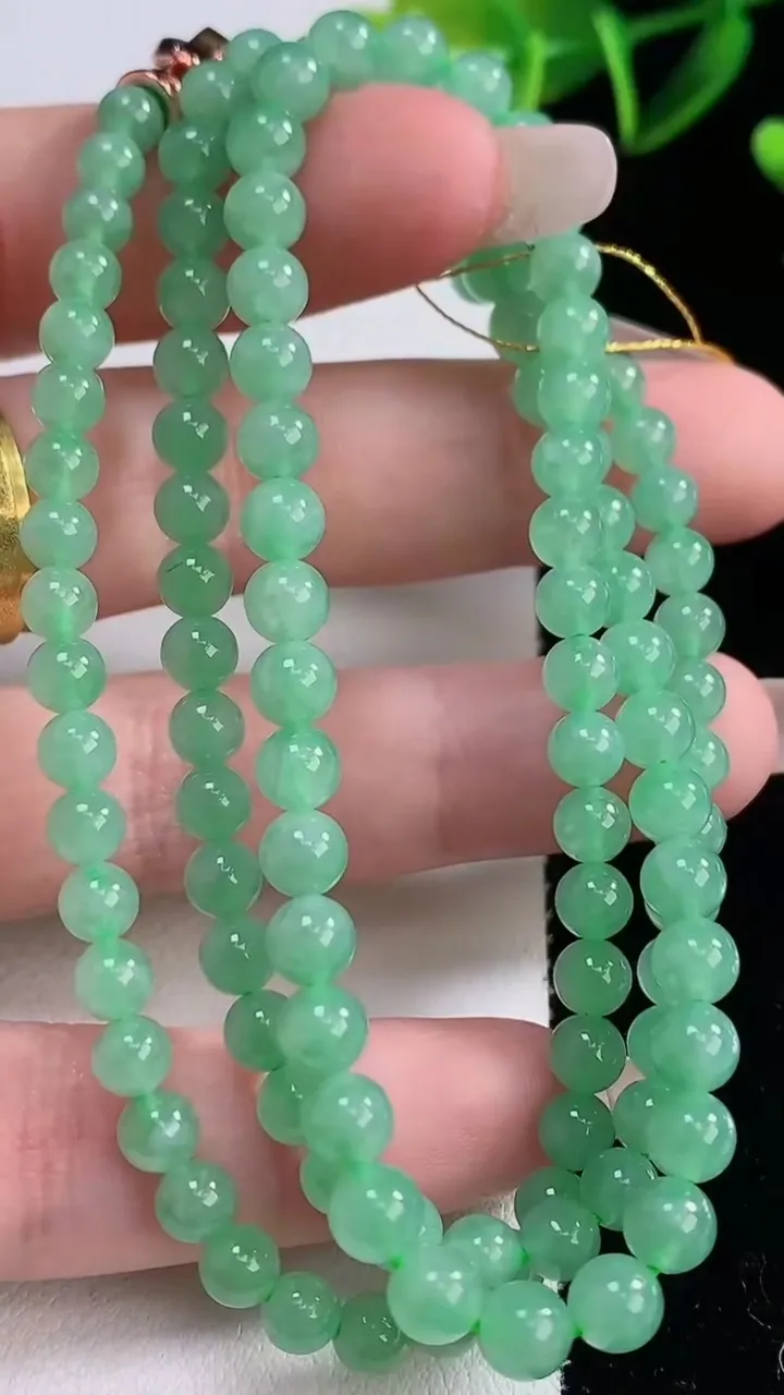 天然A货翡翠圆珠项链，尺寸5-115颗，重量:25.15g12月23日
工厂直销收藏佳品,种好水足，色泽均匀，有种有色，上手高大气！