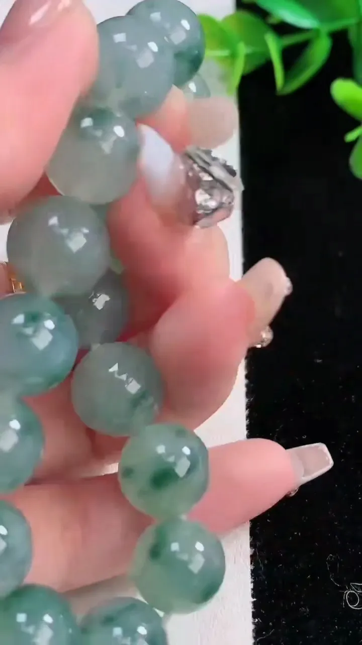 天然A货翡翠种飘花圆珠手串，尺寸12.8-16颗，重量:57.99g12月23日
工厂直销收藏佳品,种好水足，色泽均匀，有种有色，上手高大气！