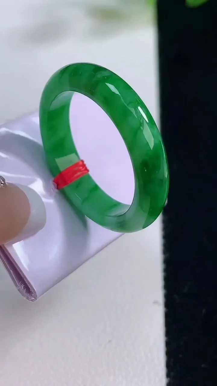 天然A货翡翠指环戒指，尺寸20.6-5-3.4，重量:5.30g2025年12月23日
工厂直销收藏