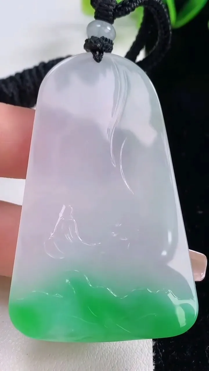 天然A货翡翠大势至菩萨吊坠，尺寸61-37.5-4.3，重量:26.98g
12月23日