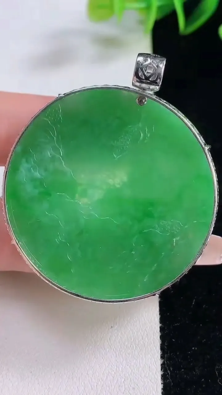 天然A货翡翠山水牌吊坠，尺寸44.4-5.7，重量:19.30g
12月23日