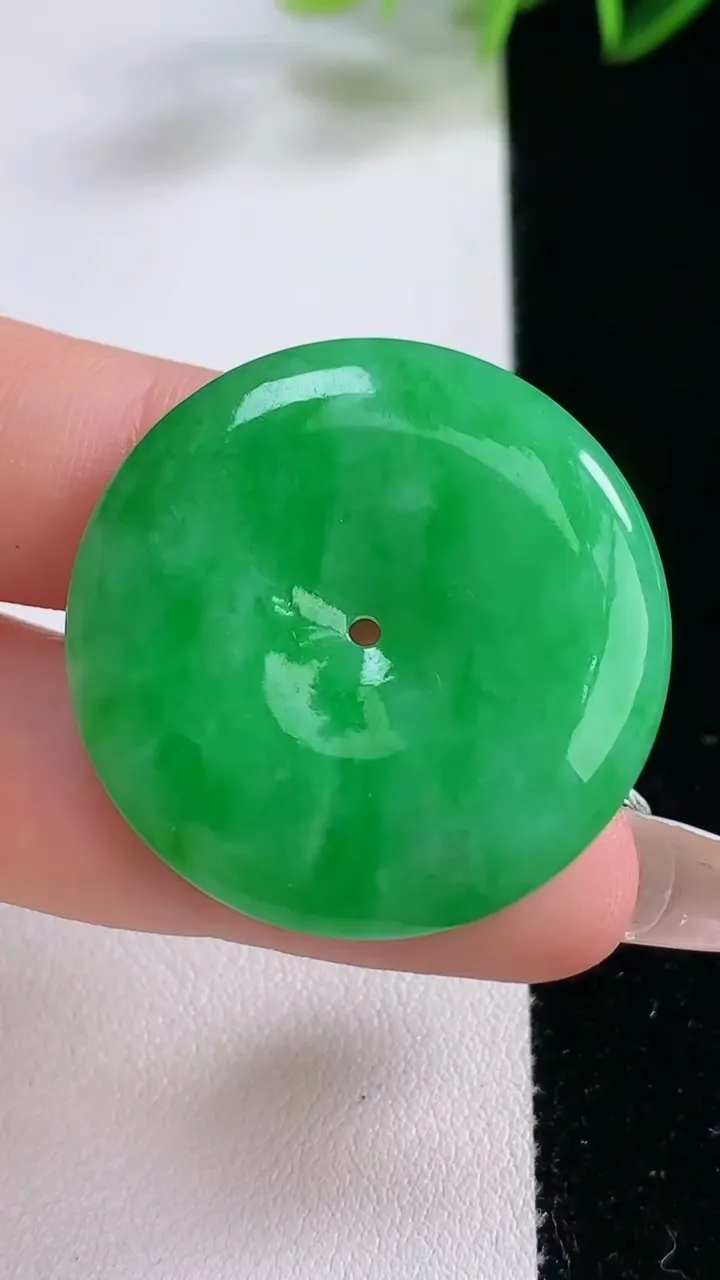 天然A货翡翠平安扣吊坠，尺寸32.7-5.6，重量:12.52g
12月23日