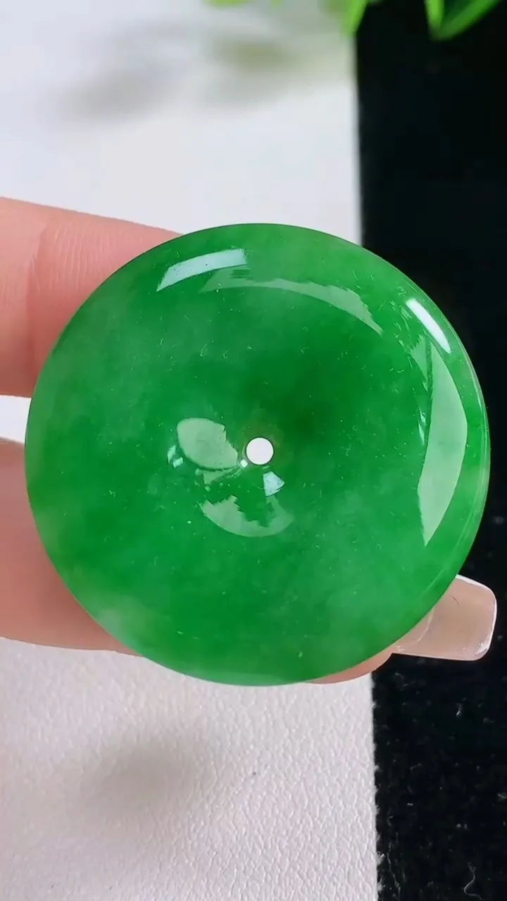 天然A货翡翠平安扣吊坠，尺寸35-5，重量:13.40g
12月23日