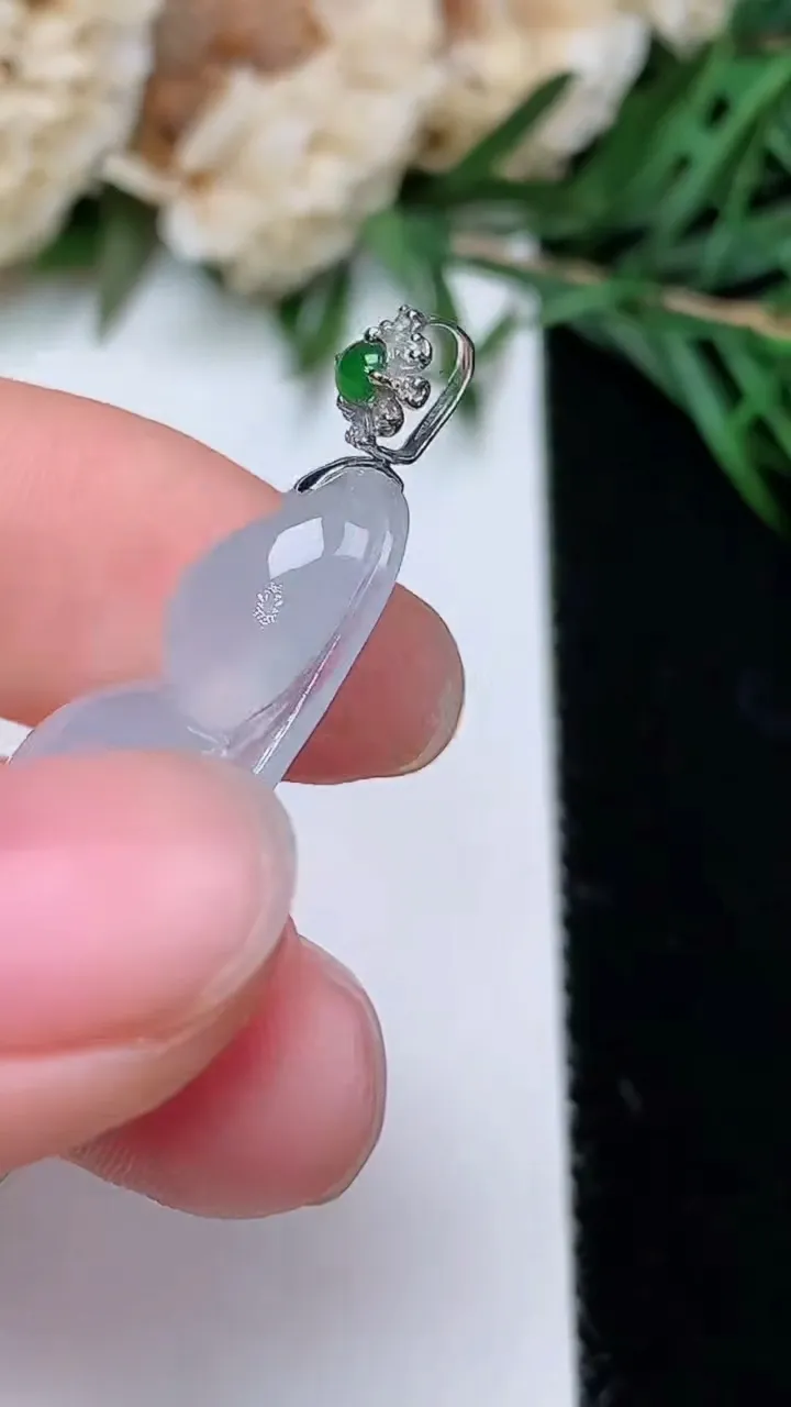 天然A货翡翠福豆吊坠，尺寸34.7-11.9-6，重量:4.21g
12月23日