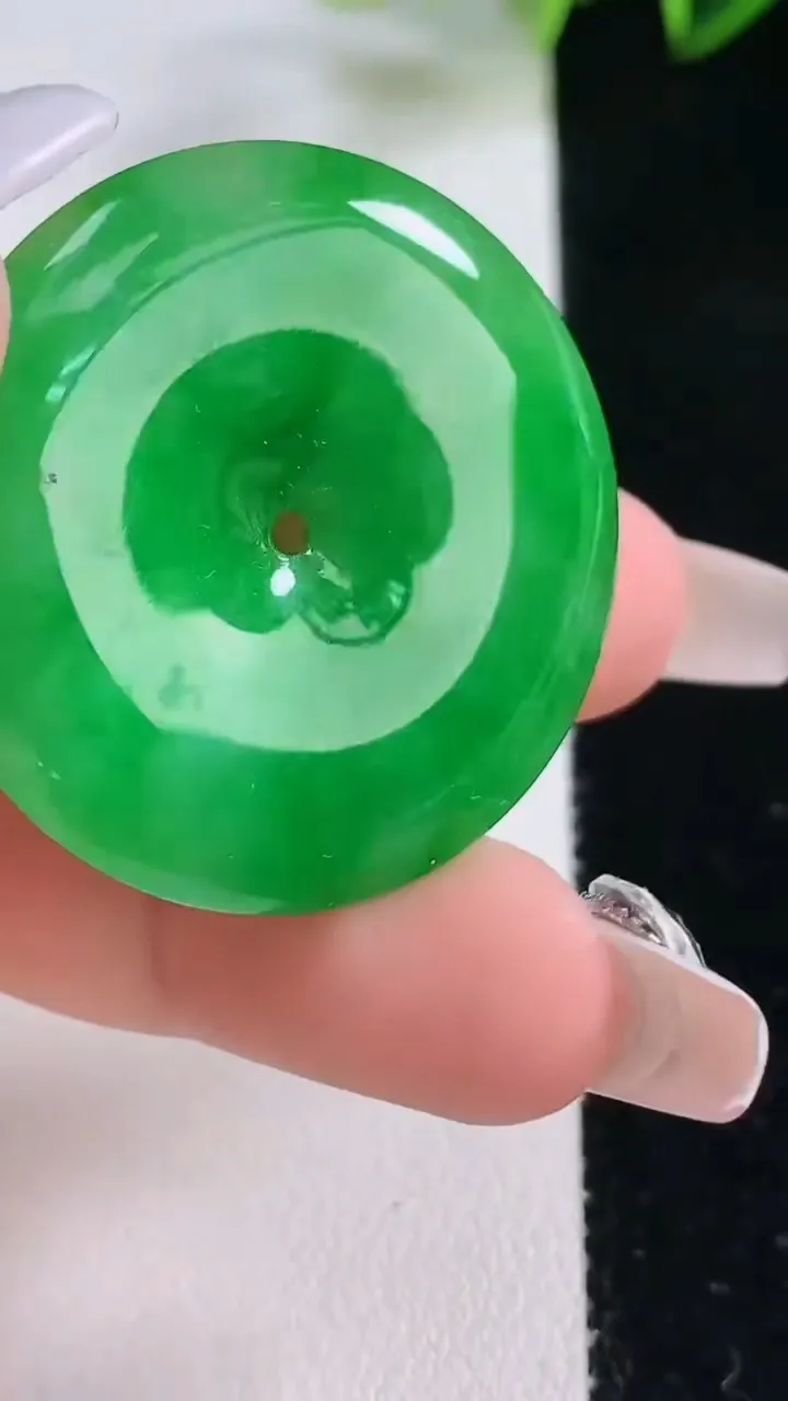 天然A货翡翠平安扣吊坠，尺寸35-5，重量:13.40g
12月23日