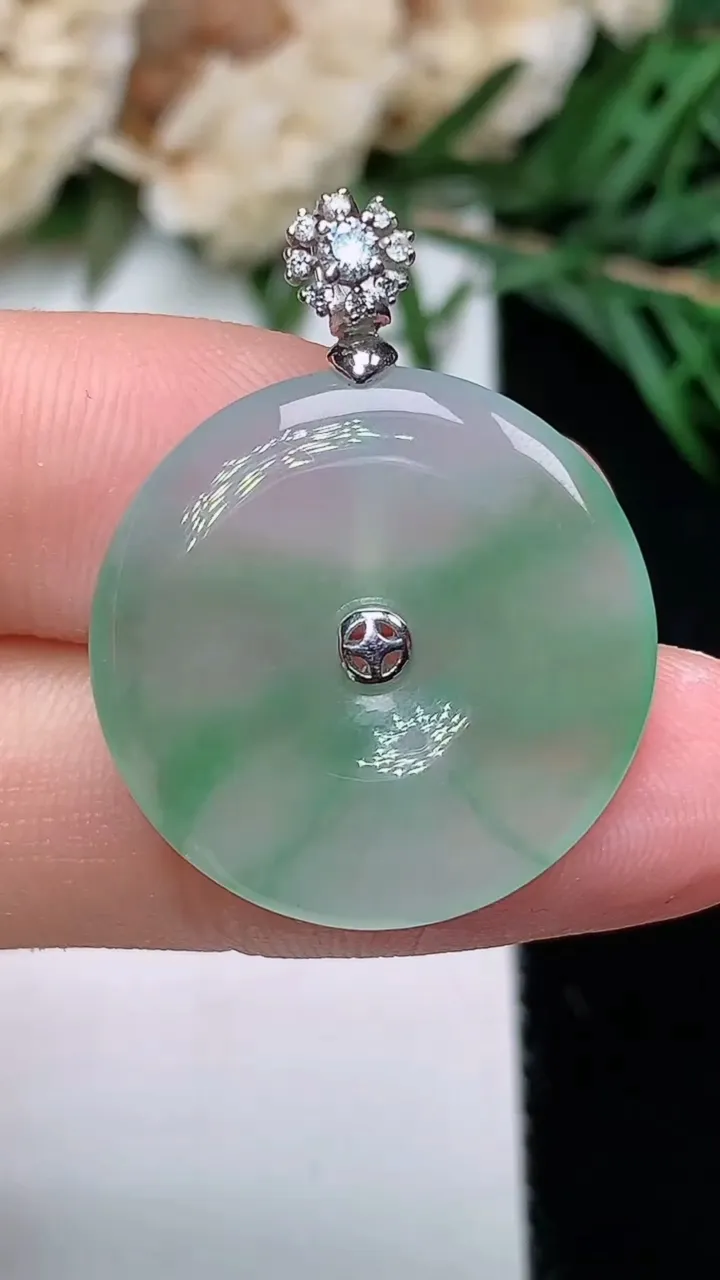 天然A货翡翠平安扣吊坠，尺寸21.4-3.4，重量:3.65g
12月23日