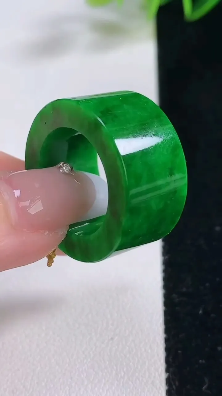 天然A货翡翠方形指环扳指，尺寸17.8-13.2-4，重量:13.78g2025年12月23日
工厂直销收藏佳品,种好水足，色泽均匀，有种有色，上手高大气！
