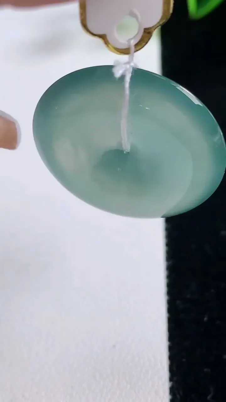 天然A货翡翠种蓝水平安扣吊坠，尺寸30-5.8，重量:10.79g
12月23日