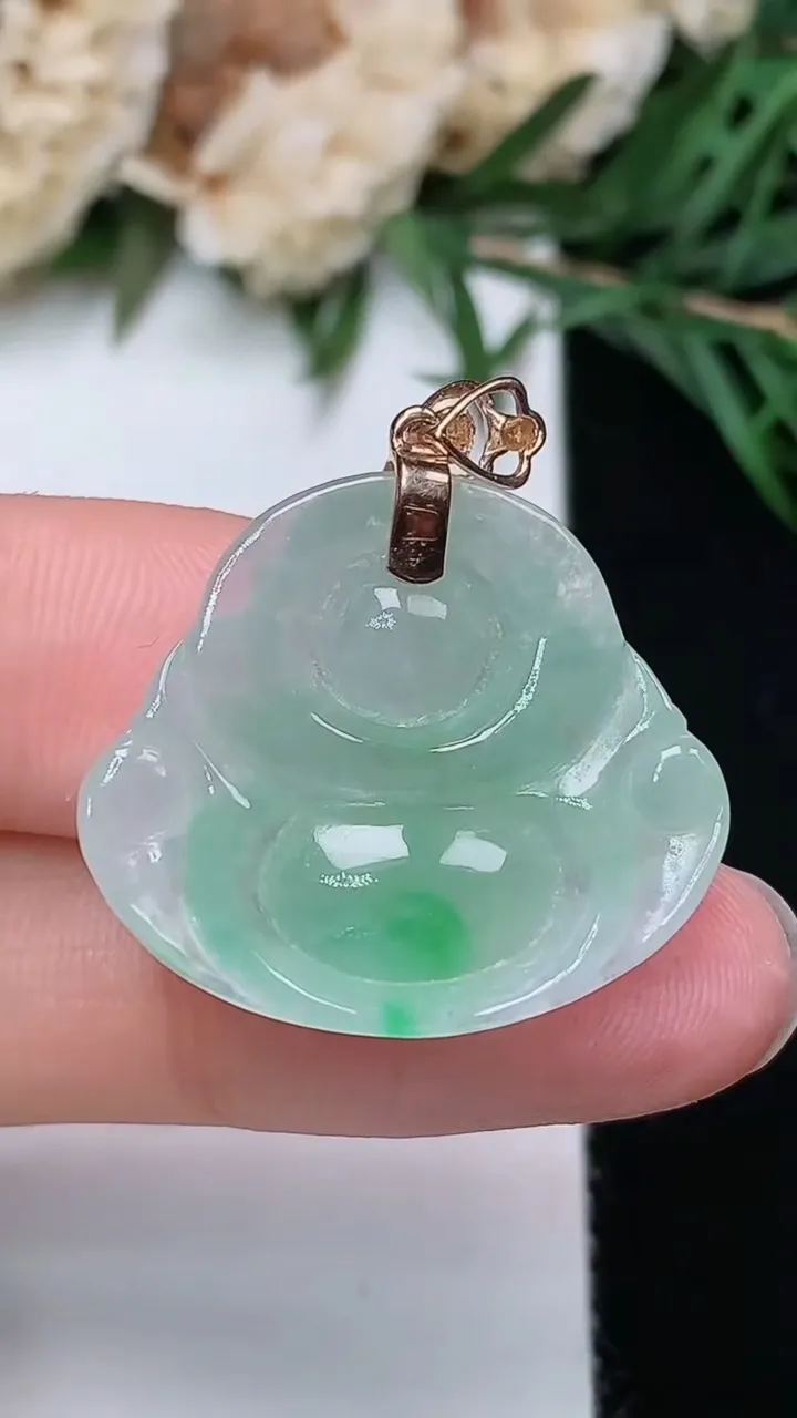 天然A货翡翠佛公吊坠，尺寸21.2-24.8-6，重量:5.02g
12月23日