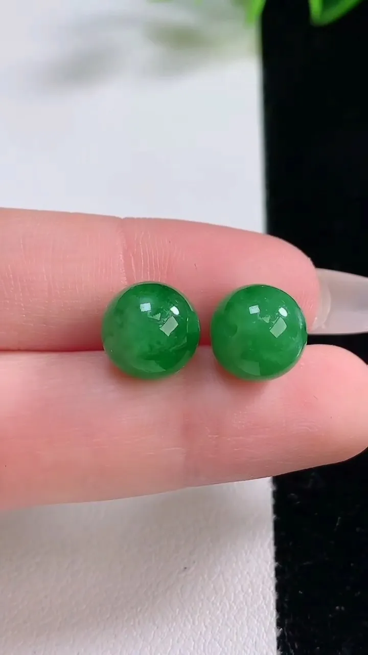 天然A货翡翠圆珠吊坠一对，尺寸10.2，重量:4.80g12月23日
工厂直销收藏佳品,种好水足，色