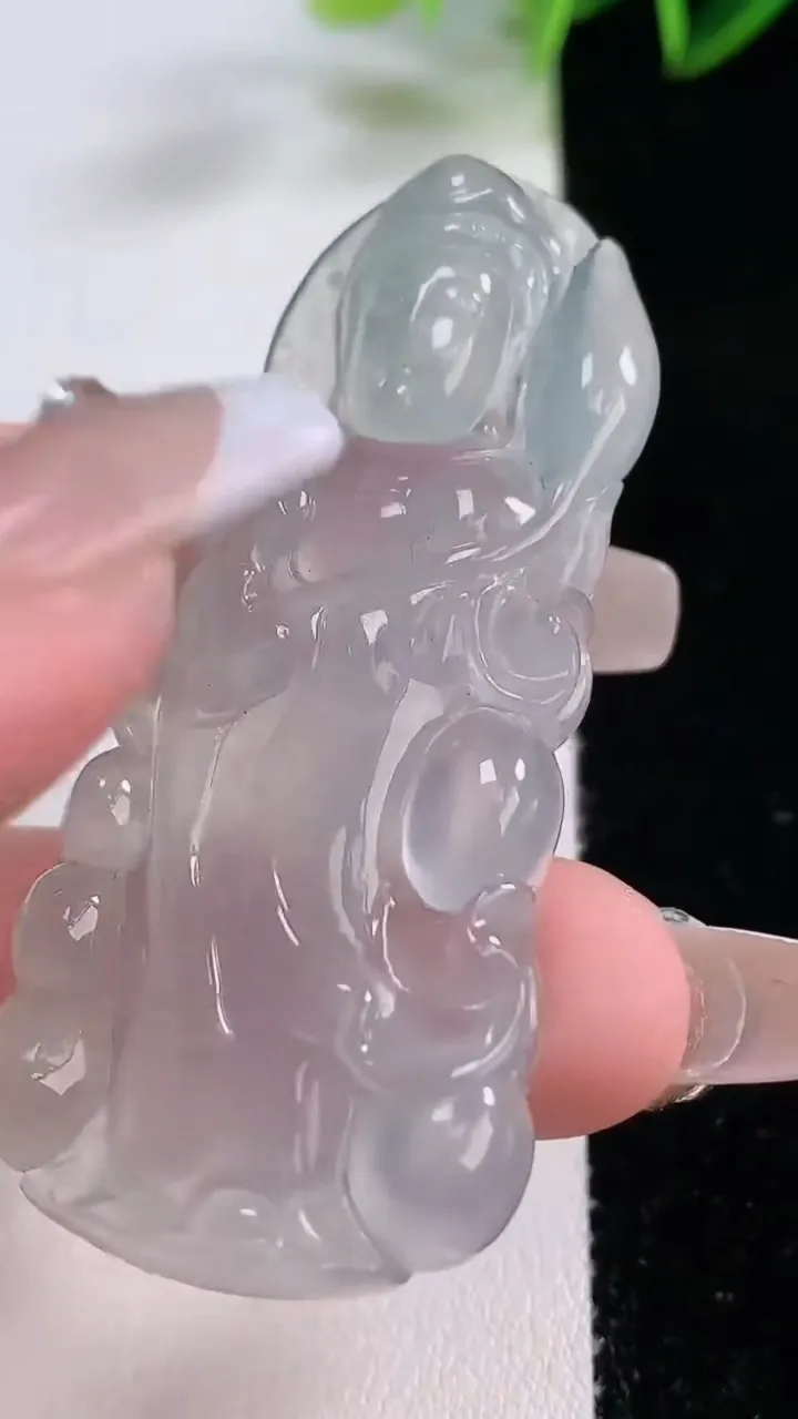 天然A货翡翠种白冰大势至菩萨吊坠，尺寸58.5-24-6.5，重量:18.64g
12月23日