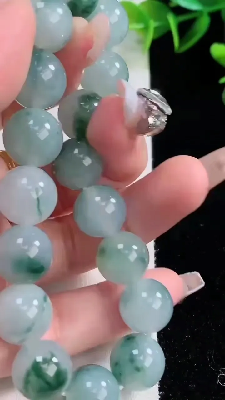 天然A货翡翠种飘花圆珠手串，尺寸11.8-17颗，重量:51.25g12月23日
工厂直销收藏佳品,