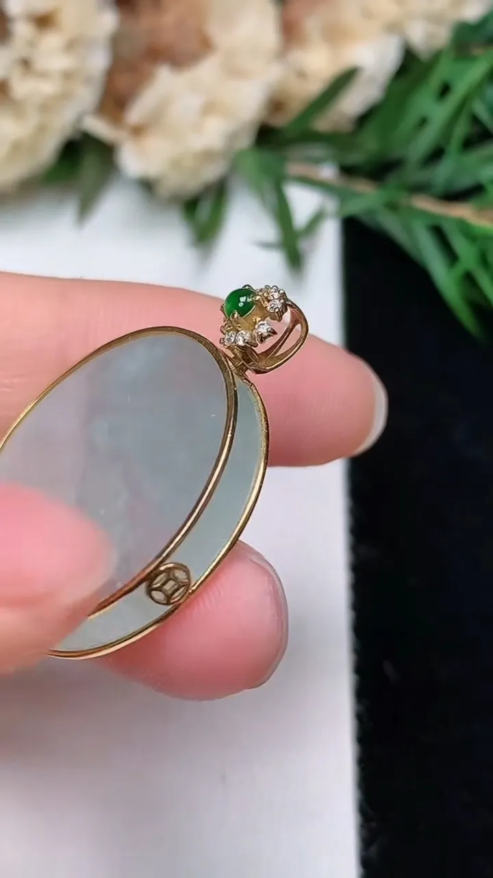 天然A货翡翠白冰无事牌吊坠，尺寸22.4-3.9，重量:5.14g
12月23日