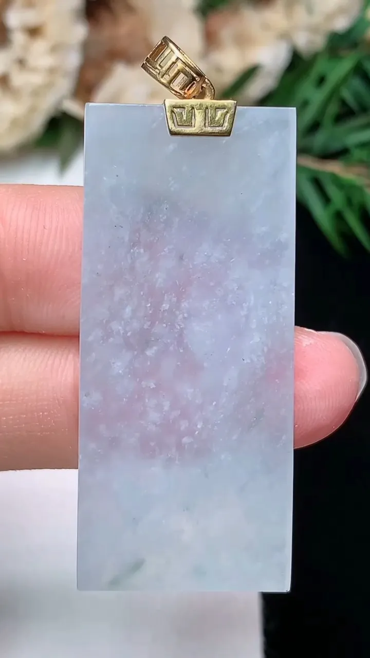 天然A货翡翠飘花无事牌吊坠，尺寸40.9-18.4-2.9，重量:7.53g
12月23日