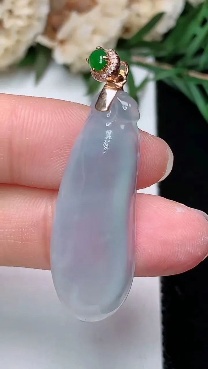 天然A货翡翠白冰福瓜吊坠，尺寸34.8-12.7-6.6，重量:5.61g
12月23日