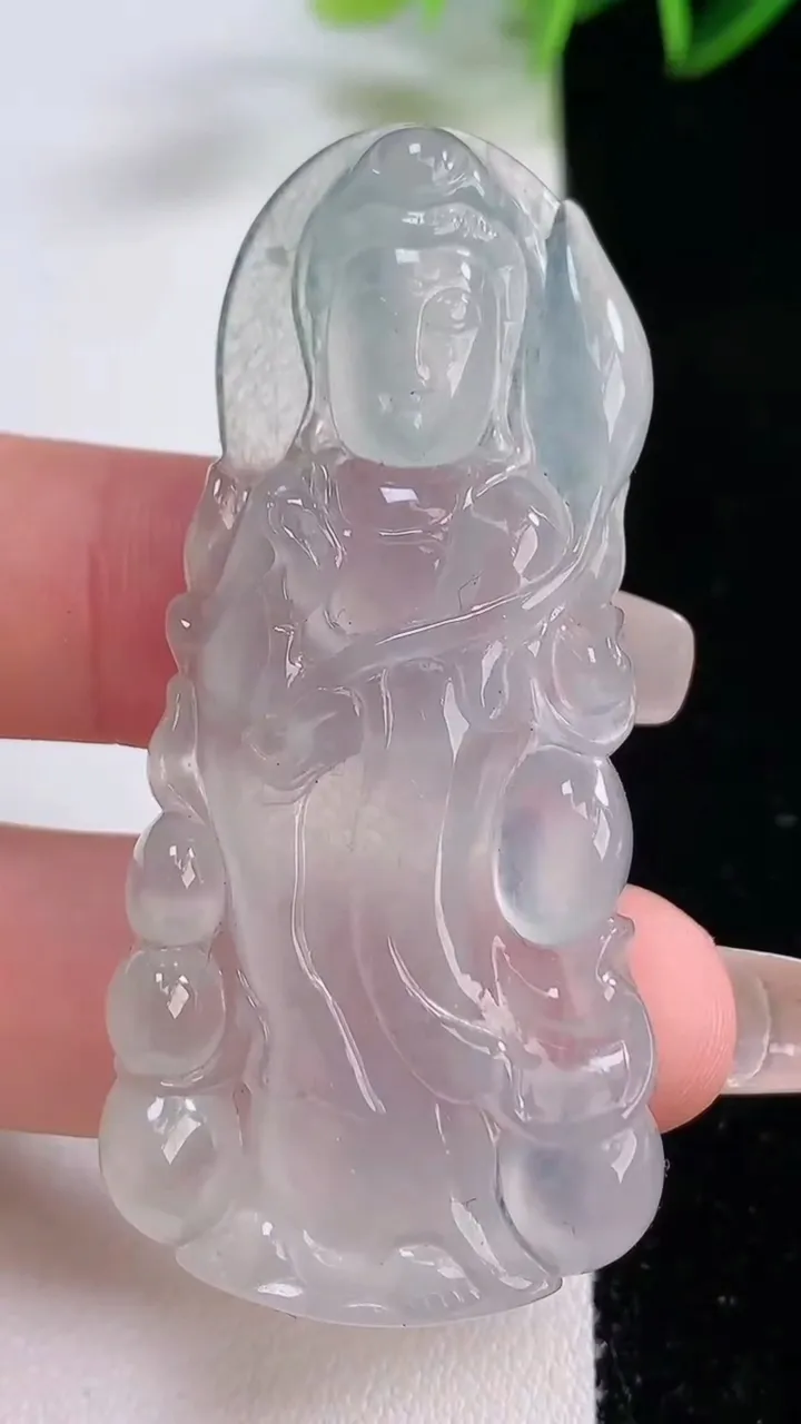 天然A货翡翠种白冰大势至菩萨吊坠，尺寸58.5-24-6.5，重量:18.64g
12月23日