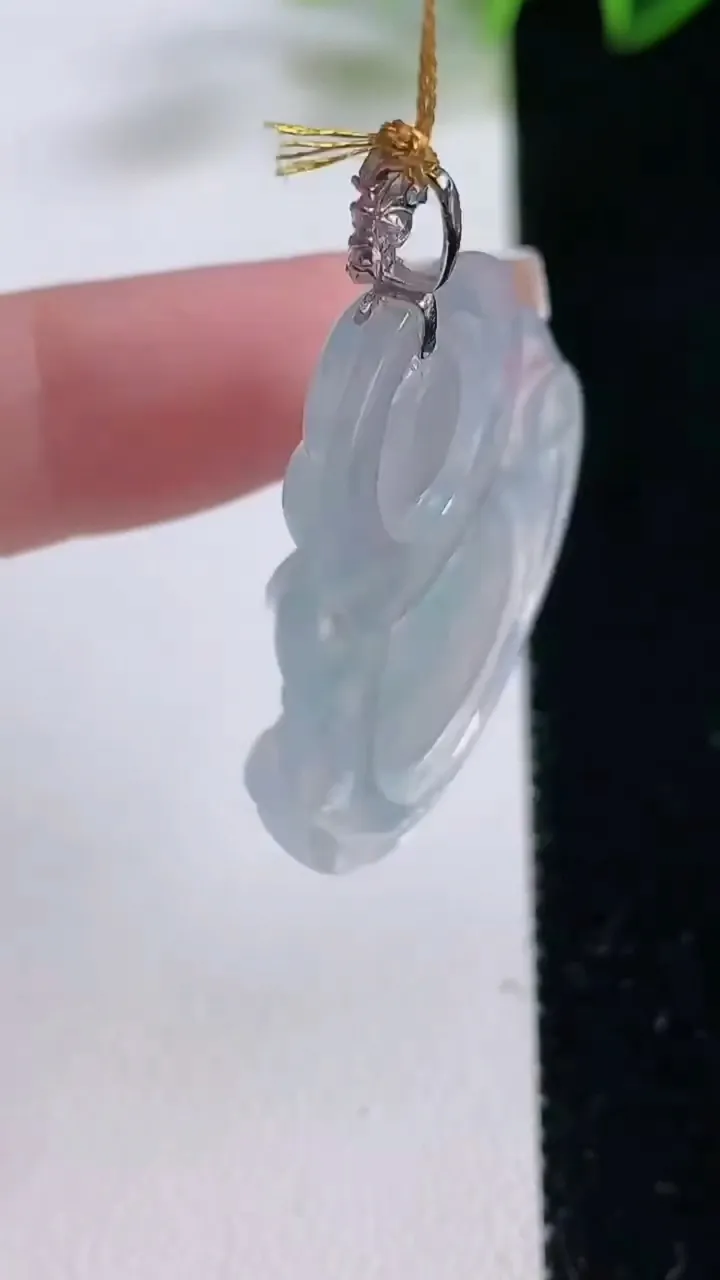 天然A货翡翠佛公吊坠，尺寸29.4-32.7-5.7，重量:8.47g
12月23日