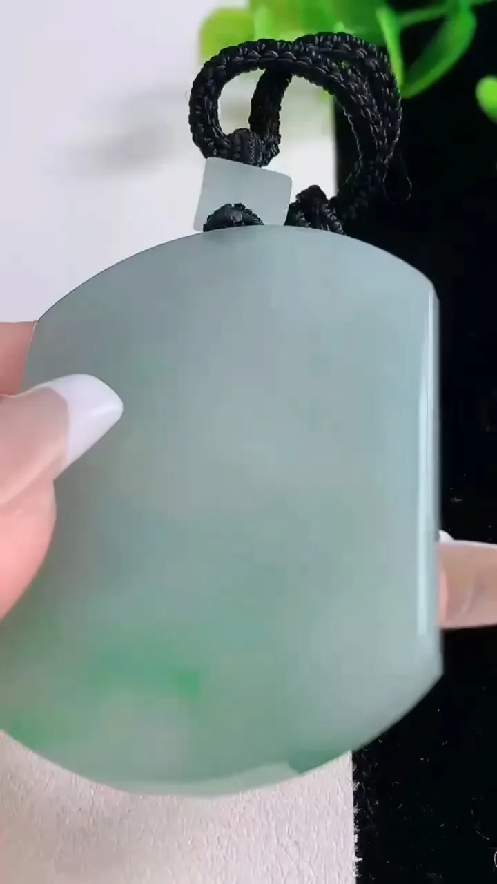 天然A货翡翠无事牌吊坠，尺寸53-41.3-5.5，重量:40.12g
12月23日