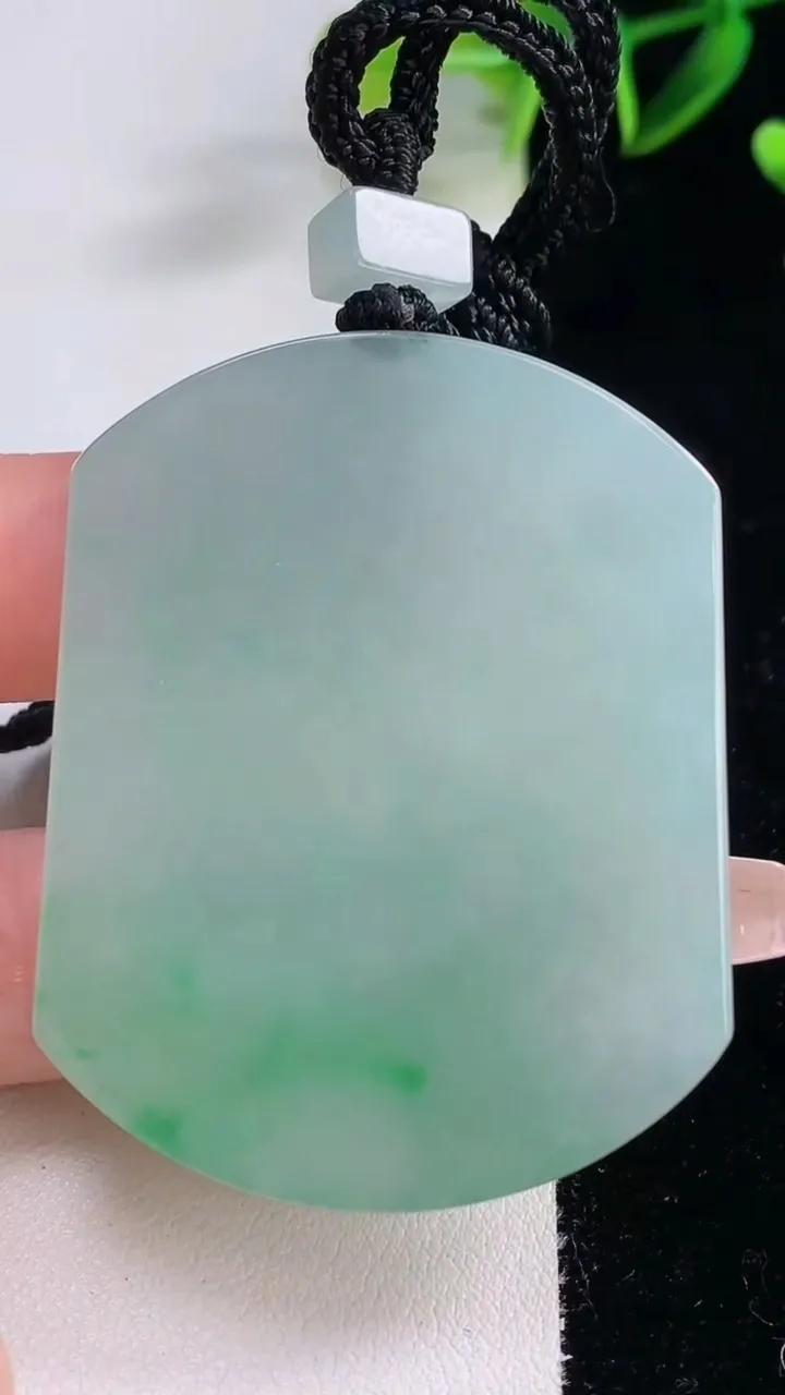 天然A货翡翠无事牌吊坠，尺寸53-41.3-5.5，重量:40.12g
12月23日