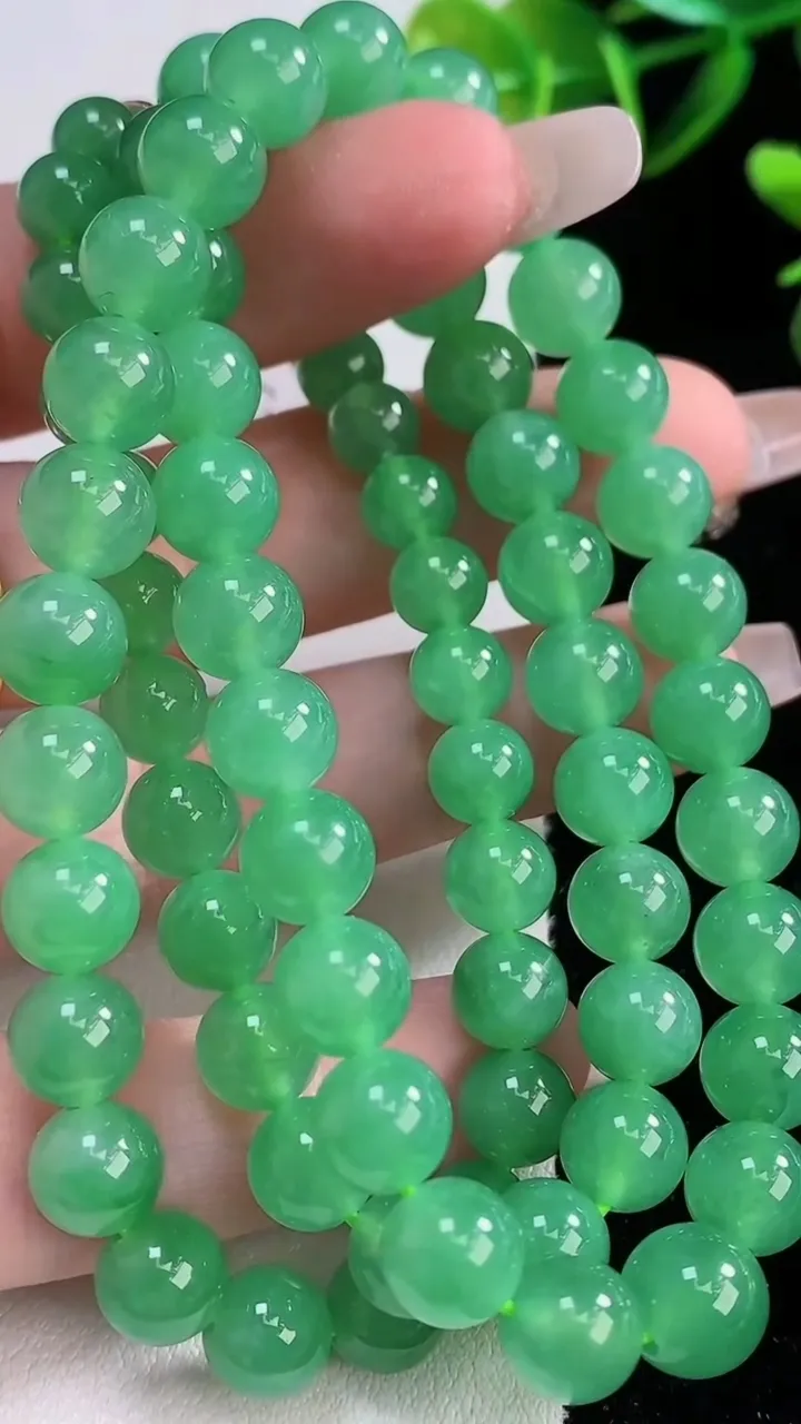 天然A货翡翠圆珠项链，尺寸8.5-72颗，重量:61.65g
12月23日