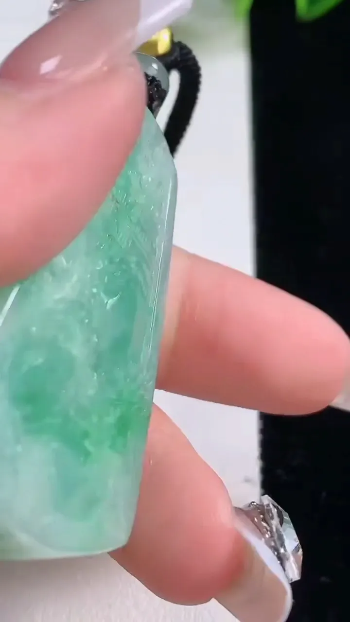 天然A货翡翠山水牌吊坠，尺寸47.5-28-6.5，重量:24.29g
12月23日