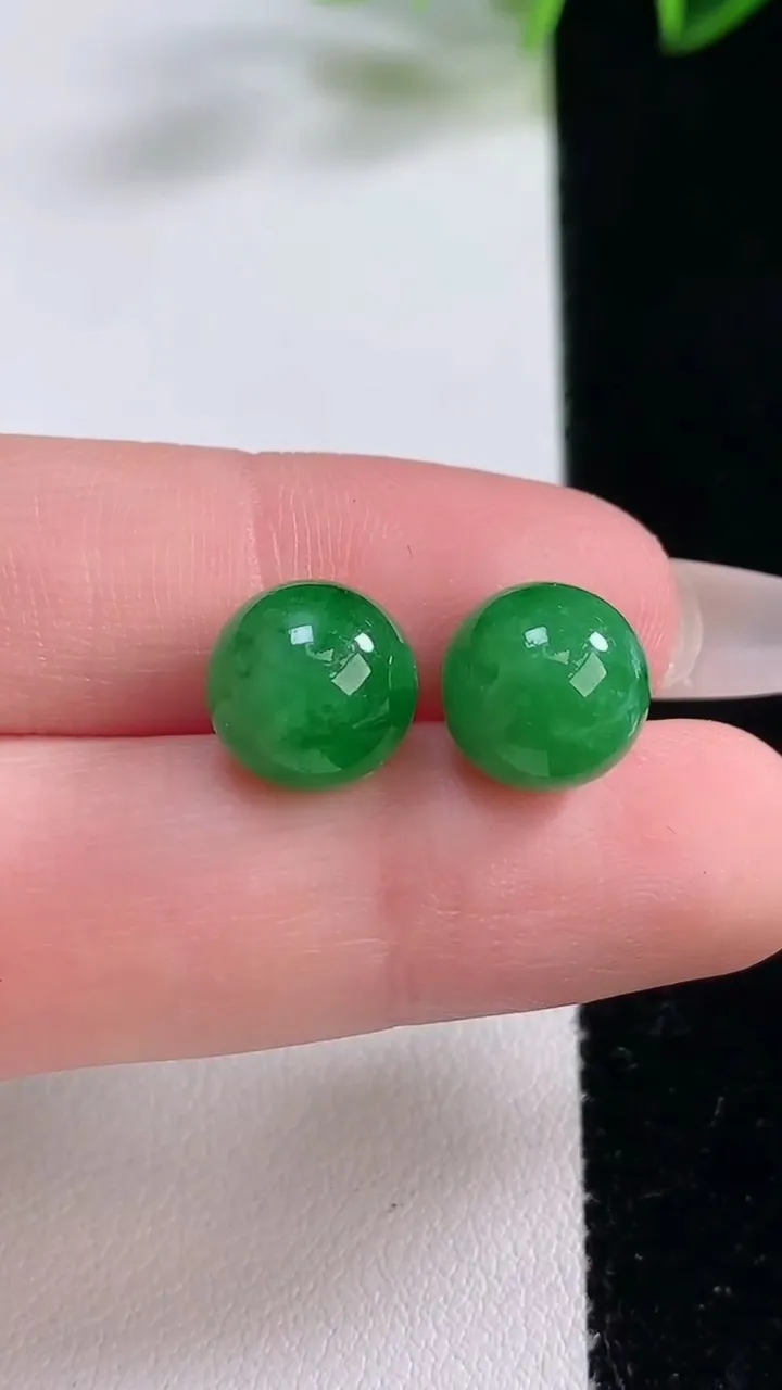 天然A货翡翠圆珠吊坠一对，尺寸10.2，重量:4.80g12月23日
工厂直销收藏佳品,种好水足，色泽均匀，有种有色，上手高大气！