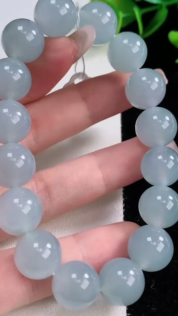 天然A货翡翠种紫罗兰圆珠手串，尺寸12.4-16颗，重量:53.51g12月23日
工厂直销收藏佳品