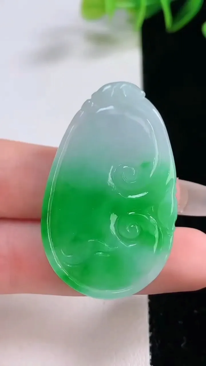 天然A货翡翠如意吊坠，尺寸43-26.4-5.5，重量:13.57g
12月23日