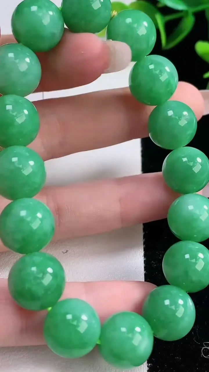 天然A货翡翠圆珠手串，尺寸12.8-16颗，重量:56.62g12月23日
工厂直销收藏佳品,种好水