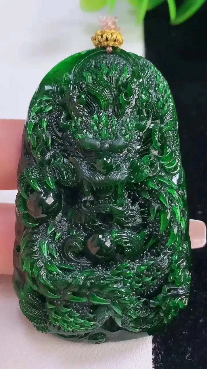 天然A货翡翠龙牌吊坠，尺寸63.5-39-13.8，重量:61.41g
12月23日